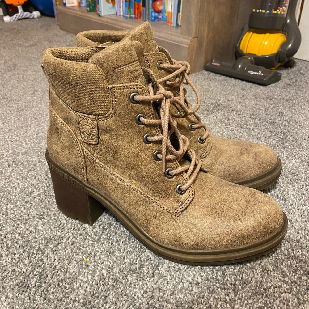 Crown Vintage heeled boots size 7.5